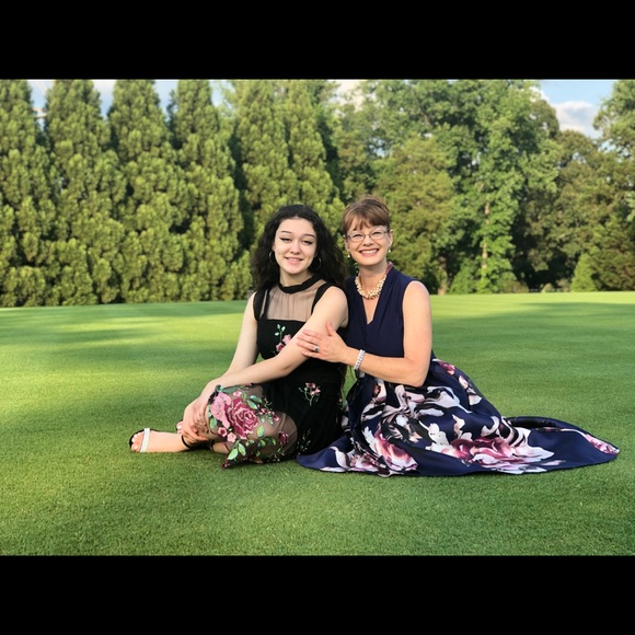 Meet your Posher, Nicole - Picture 1 of 2